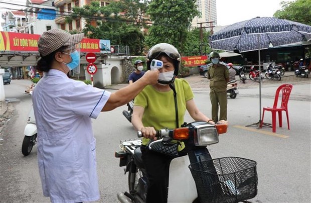 Lực lượng chức năng l&agrave;m nhiệm vụ tại chốt kiểm so&aacute;t dịch bệnh ở cầu Y Na, phường Kinh Bắc, TP Bắc Ninh. (Ảnh: Thanh Thương/TTXVN) &nbsp;