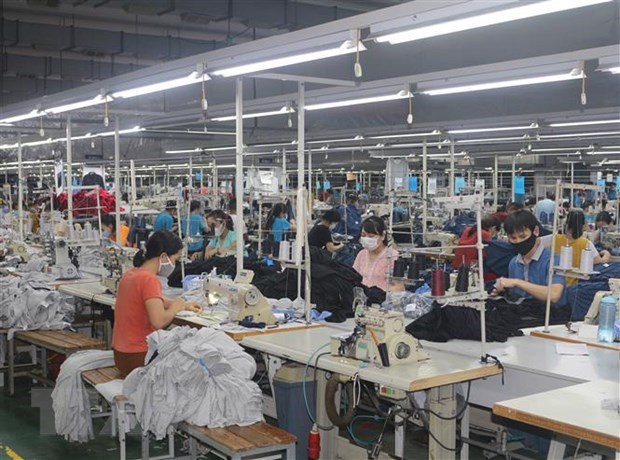C&ocirc;ng nh&acirc;n tại Tổng C&ocirc;ng ty Cổ phần dệt may H&agrave; Nội, chi nh&aacute;nh H&agrave; Nam thường xuy&ecirc;n đeo khẩu trang để ph&ograve;ng chống dịch Covid-19. (Ảnh: TTXVN)