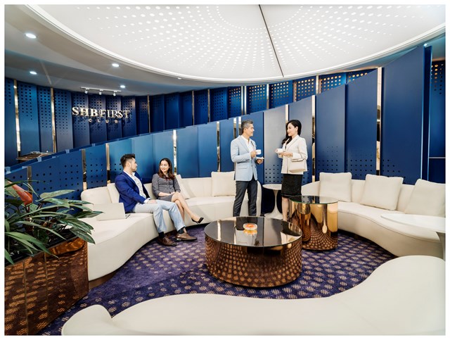 SHB First Club g&acirc;y ấn tượng mạnh với kh&ocirc;ng gian tổng h&ograve;a của sự sang trọng thời thượng với President Suite, ph&ograve;ng h&uacute;t Cigar ri&ecirc;ng tư, khu massage giữa vườn c&acirc;y, khu l&agrave;m việc biệt lập, tầm nh&igrave;n ra đường băng. &nbsp;