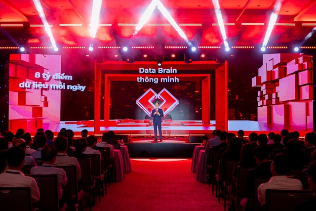&Ocirc;ng Phan Thanh Sơn tr&igrave;nh b&agrave;y những giải ph&aacute;p thanh to&aacute;n đột ph&aacute;