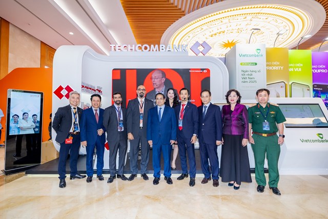 Thủ tướng Phạm Minh Ch&iacute;nh tham quan gian h&agrave;ng triển l&atilde;m của Techcombank tại Ng&agrave;y Chuyển đổi số 2025 &nbsp;