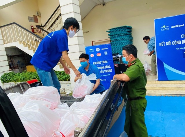 Nh&acirc;n vi&ecirc;n Novaland đến thăm tặng c&aacute;c gia đ&igrave;nh kh&oacute; khăndo ảnh hưởng Covid-19 ngay từ khi dịch bắt đầu xuất hiện