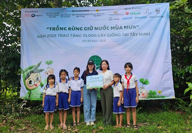 Tủ s&aacute;ch OPES Trao y&ecirc;u thương tại trường tiểu học Suối Ng&ocirc; B &nbsp;