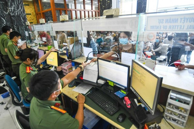 Người d&acirc;n l&agrave;m thủ tục cấp visa. (nguồn: Internet) &nbsp;
