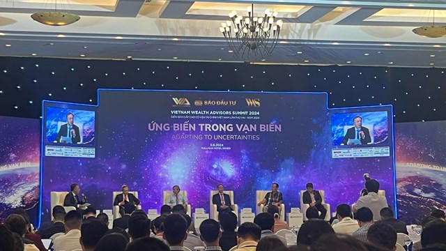 C&aacute;c chuy&ecirc;n gia hội đ&agrave;m tại Diễn đ&agrave;n Cấp cao Cố vấn t&agrave;i ch&iacute;nh Việt Nam.