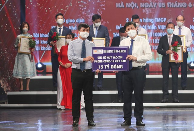 Đại diện ng&acirc;n h&agrave;ng SHB trao tặng Quỹ vắc xin ph&ograve;ng Covid-19 Việt Nam 15 tỷ đồng.