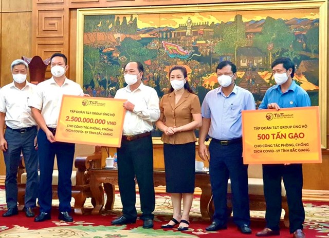 Đại diện Tập đo&agrave;n T&amp;T Group trao tặng 2,5 tỷ đồng v&agrave; 500 tấn gạo cho tỉnh Bắc Giang.