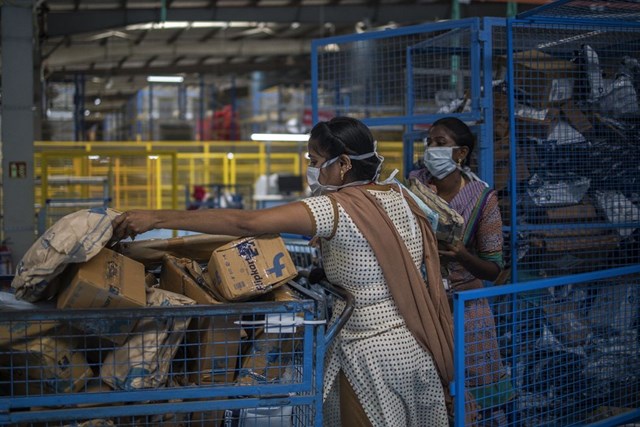 C&ocirc;ng nh&acirc;n Flipkart ph&acirc;n loại g&oacute;i h&agrave;ng tại một nh&agrave; kho ở ngoại &ocirc; Chennai, Ấn Độ. Ảnh: Bloomberg.&nbsp;