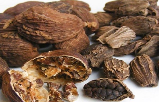 Thảo quả kh&ocirc; được sử dụng trong nhiều m&oacute;n ăn v&igrave; n&oacute; c&oacute; hương vị độc đ&aacute;o v&agrave; thơm ngon.