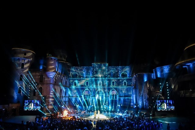 Show Hồ Ngọc H&#224; g&#226;y ấn tượng với s&#226;n khấu 3D mapping tại B&#224; N&#224;  - Ảnh 9