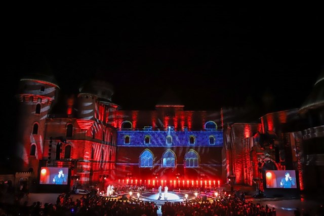 Show Hồ Ngọc H&#224; g&#226;y ấn tượng với s&#226;n khấu 3D mapping tại B&#224; N&#224;  - Ảnh 4