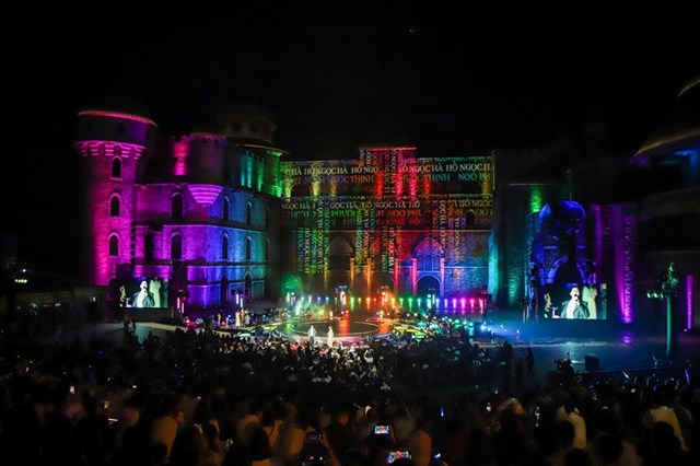 Show Hồ Ngọc H&#224; g&#226;y ấn tượng với s&#226;n khấu 3D mapping tại B&#224; N&#224;  - Ảnh 6