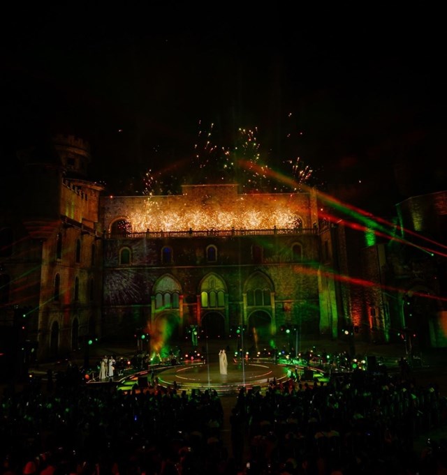 Show Hồ Ngọc H&#224; g&#226;y ấn tượng với s&#226;n khấu 3D mapping tại B&#224; N&#224;  - Ảnh 8