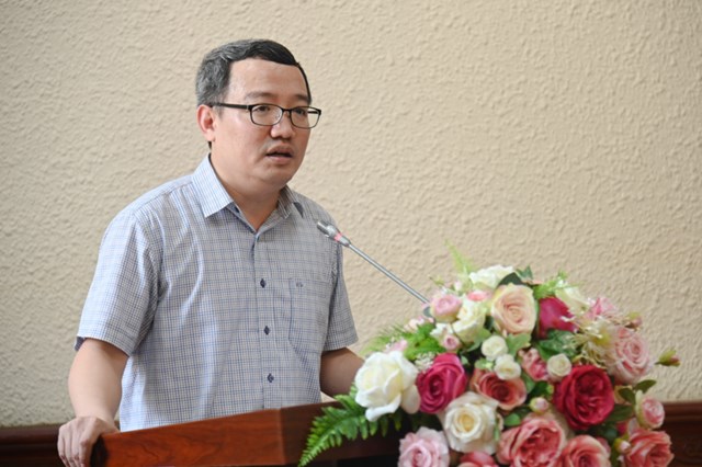 Cục trưởng Cục Kiểm tra văn bản quy phạm ph&aacute;p luật, Bộ Tư ph&aacute;p, Tổ ph&oacute; Tổ gi&uacute;p việc, Thư k&yacute; nh&oacute;m thường trực Hồ Quang Huy ph&aacute;t biểu tại cuộc họp.