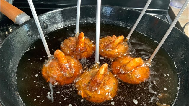 Kh&#225;m ph&#225; sản vật miền Nam Việt Nam (Kỳ 20): b&#225;nh t&#233;t ba m&#224;u, b&#225;nh cống Cần Thơ, cơm ch&#225;y kho quẹt, lẩu mắm T&#226;y Đ&#244; - Ảnh 3