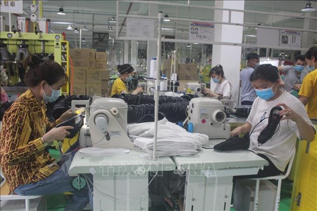 100% c&ocirc;ng nh&acirc;n khi l&agrave;m việc đều đeo khẩu trang đ&uacute;ng c&aacute;ch v&agrave; thực hiện theo khuyến c&aacute;o của Bộ Y tế.&nbsp; &nbsp;