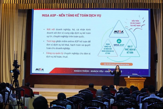 B&agrave; Đinh Thị Thu&yacute; - Tổng Gi&aacute;m đốc C&ocirc;ng ty Cổ phần MISA tr&igrave;nh b&agrave;y về giải ph&aacute;p hỗ trợ doanh nghiệp SMEs chuyển đổi số &nbsp;