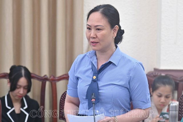 Ph&oacute; Gi&aacute;m đốc Học viện Tư ph&aacute;p Nguyễn Minh Hằng đ&oacute;ng g&oacute;p &yacute; kiến tại phi&ecirc;n họp