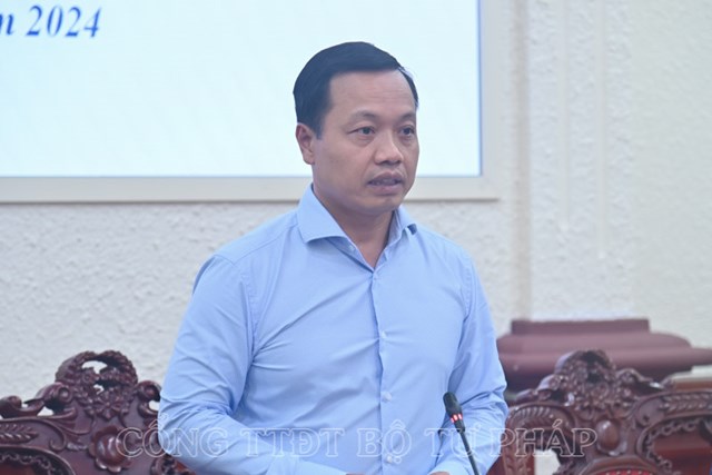 Thứ trưởng Bộ Tư ph&aacute;p Trần Tiến Dũng ph&aacute;t biểu kết luận phi&ecirc;n họp thẩm định.