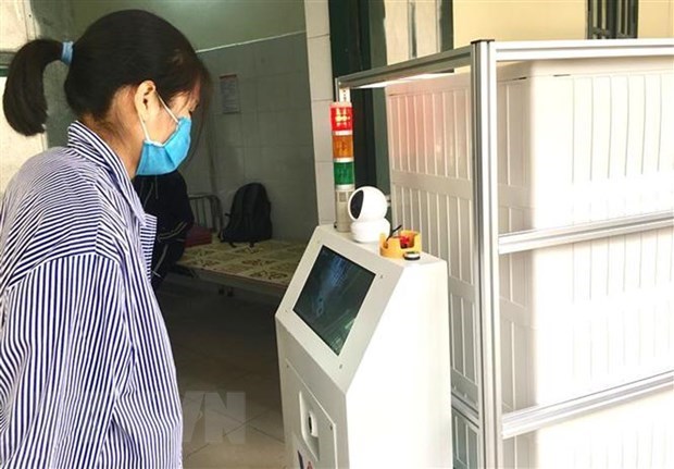 Bệnh nh&acirc;n c&oacute; thể tương t&aacute;c với b&aacute;c sỹ th&ocirc;ng qua hệ thống đường truyền được gắn tr&ecirc;n robot Vibot hoạt động trong khu c&aacute;ch ly. (Ảnh: TTXVN ph&aacute;t)