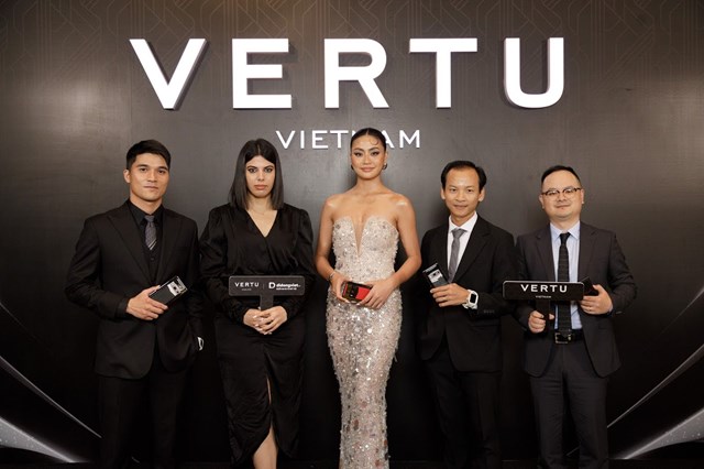 Đại diện Vertu England v&agrave; Vertu Global tại sự kiện Vertu Việt Nam c&ocirc;ng bố hai đại sứ h&igrave;nh ảnh.&nbsp; &nbsp;