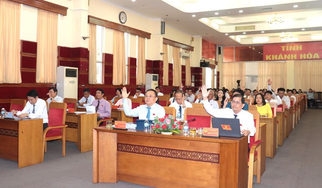 C&aacute;c đại biểu HĐND tỉnh Kh&aacute;nh H&ograve;a biểu quyết th&ocirc;ng qua nghị quyết. &nbsp;