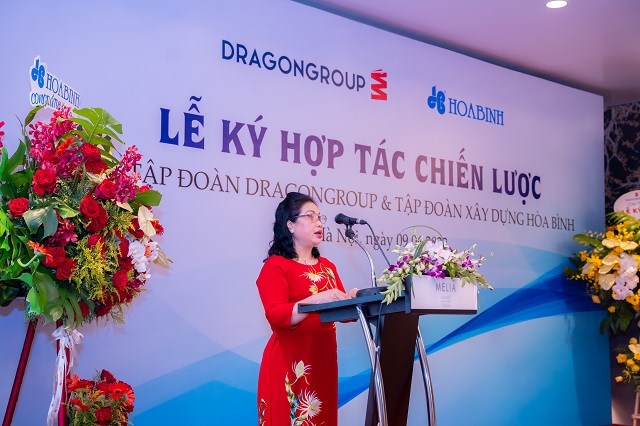 B&agrave; Vũ Thị Th&agrave; - Chủ tịch HĐQT Tập đo&agrave;n DragonGroup chia sẻ tại lễ k&yacute; kết