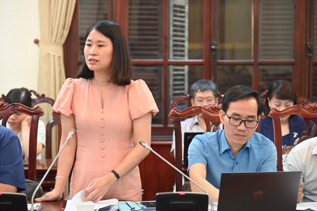 C&aacute;c đại biểu thảo luận tại phi&ecirc;n họp.