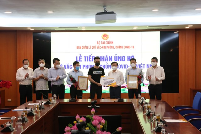 Đại diện Dự &aacute;n Thế hệ S trao 20 tỷ cho Quỹ Vắc xin.
