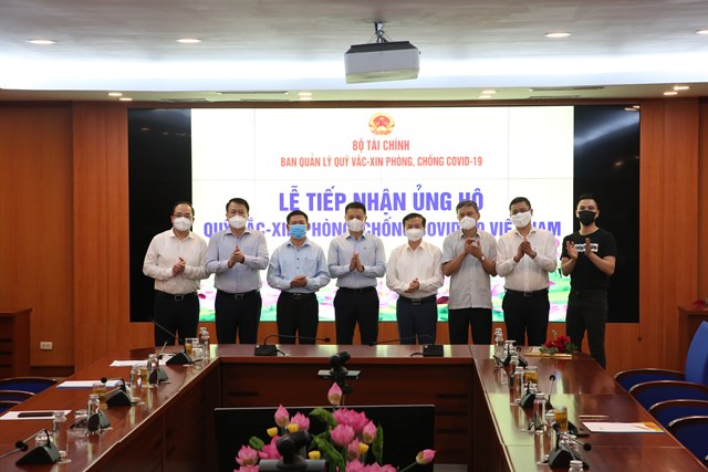 Đại diện Tập đo&agrave;n Sun Group trao 300 tỷ cho Quỹ vắc xin.