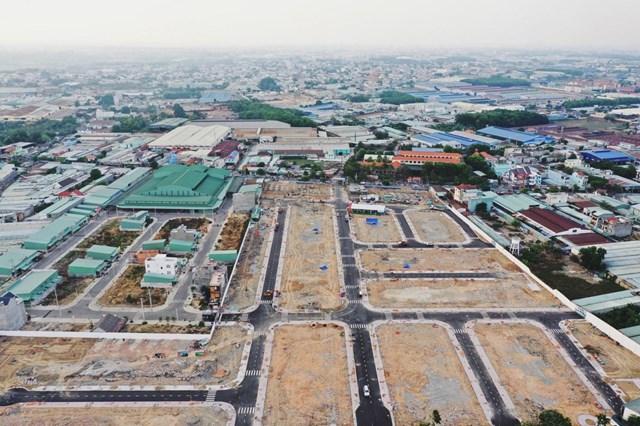 Thị trường bất động sản đang &#39;g&#225;nh&#39; nhiều kh&#243; khăn - Ảnh 1