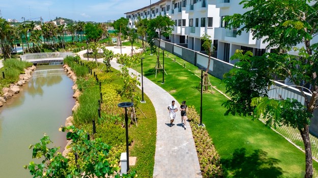 Cư d&acirc;n tận hưởng &ldquo;sống xanh&rdquo; mang phong c&aacute;ch nghỉ dưỡng trong khu đ&ocirc; thị mới La Vida Residences. Ảnh: Minh Mẫn &nbsp;
