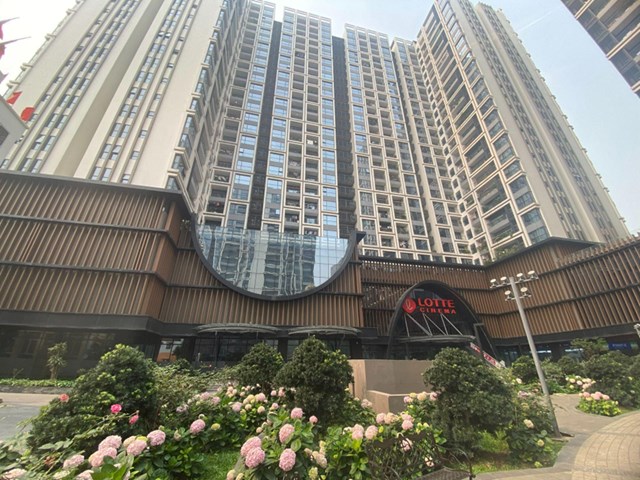 Mặt ngo&agrave;i của Hinode City được thiết kế kh&aacute;c biệt với c&aacute;c thanh lam đứng m&agrave;u gỗ ở khối đế . Ảnh: TL