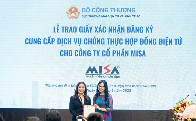 Tổng gi&aacute;m đốc MISA Đinh Thị Th&uacute;y nhận giấy x&aacute;c nhận đăng k&yacute; cung cấp dịch vụ chứng thực hợp đồng điện tử do b&agrave; L&ecirc; Ho&agrave;ng Oanh &ndash; Cục trưởng Cục Thương mại điện tử đại diện Bộ C&ocirc;ng thương trao tặng