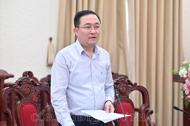 Ph&oacute; Cục trưởng Cục PBGDPL Phan Hồng Nguy&ecirc;n b&aacute;o c&aacute;o tại buổi l&agrave;m việc.