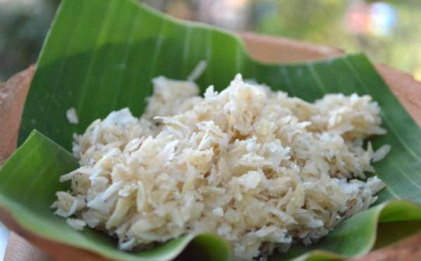 &nbsp;Cốm dẹp c&oacute; hương vị dẻo dai, ngọt, thơm nồng, b&eacute;o, b&ugrave;i trong từng hạt nếp. &nbsp;