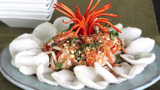 Phồng t&ocirc;m kết hợp được với nhiều m&oacute;n ăn kh&aacute;c nhau.