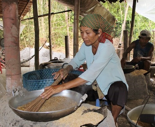 Cốm được rang trước khi cho v&agrave;o&nbsp;cối gi&atilde;.