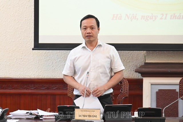 Thứ trưởng Bộ Tư ph&aacute;p Trần Tiến Dũng ph&aacute;t biểu kết luận Hội thảo.