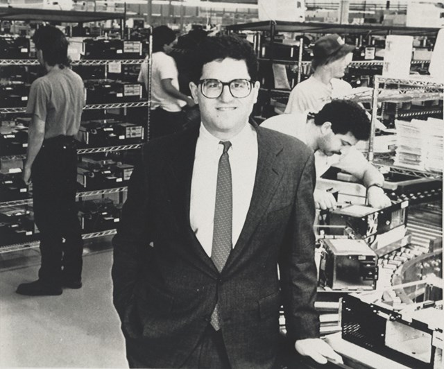 Michael&nbsp;Dell&nbsp;đứng cạnh&nbsp;một d&acirc;y chuyền&nbsp;sản xuất&nbsp;tại nh&agrave; m&aacute;y&nbsp;của m&igrave;nh&nbsp;ở Austin.