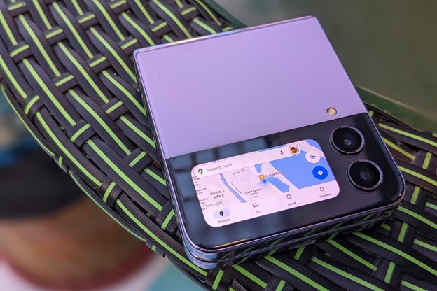 Hiện tại Galaxy Z Flip4 chỉ c&oacute; thể hiển thị Google Maps với k&iacute;ch thước nhỏ sau khi c&agrave;i app thứ be. Ảnh: Digital Trends. &nbsp;