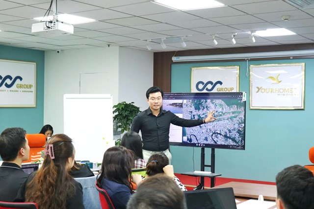 Doanh nh&acirc;n Nguyễn Hữu T&ugrave;ng thường xuy&ecirc;n c&oacute; những buổi chia sẻ chuy&ecirc;n m&ocirc;n v&agrave; kỹ năng.