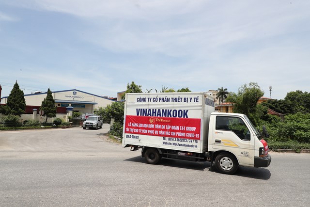 L&ocirc; h&agrave;ng 500.000 bơm kim ti&ecirc;m đầu ti&ecirc;n trong g&oacute;i t&agrave;i trợ đ&atilde; được vận chuyển đến TP HCM trong ng&agrave;y 21/6 vừa qua.