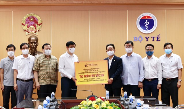 &Ocirc;ng Đỗ Quang Hiển, Chủ tịch HĐQT ki&ecirc;m Tổng Gi&aacute;m đốc Tập đo&agrave;n T&amp;T Group trao tặng to&agrave;n bộ bơm kim ti&ecirc;m phục vụ chiến dịch ti&ecirc;m 150 triệu liều vắc xin ph&ograve;ng Covid-19 cho GS.TS Nguyễn Thanh Long, Bộ trưởng Bộ Y tế. &nbsp;