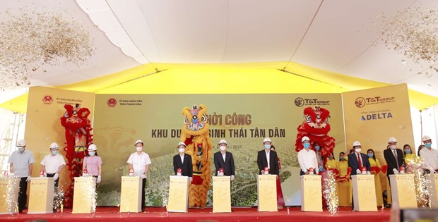 &Ocirc;ng Đỗ Quang Hiển, Chủ tịch HĐQT ki&ecirc;m Tổng Gi&aacute;m đốc Tập đo&agrave;n T&amp;T Group v&agrave; c&aacute;c đại biểu bấm n&uacute;t khởi c&ocirc;ng dự &aacute;n Khu du lịch sinh th&aacute;i T&acirc;n D&acirc;n