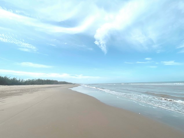 B&atilde;i biển T&acirc;n D&acirc;n với vẻ đẹp nguy&ecirc;n sơ, b&atilde;i c&aacute;t trắng mịn trải d&agrave;i &nbsp;