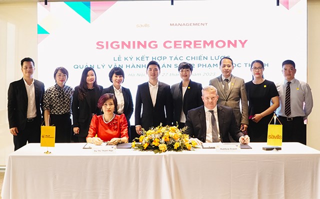B&agrave; Dư Thị Thanh Nga, Tổng Gi&aacute;m đốc T&amp;T Management v&agrave; &ocirc;ng Matthew Powell, Gi&aacute;m đốc Savills H&agrave; Nội k&yacute; kết hợp t&aacute;c chiến lược với sự chứng kiến của đại diện l&atilde;nh đạo hai doanh nghiệp.