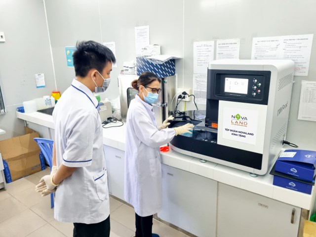 Novaland trao hệ thống t&#225;ch chiết DNA-RNA tự động, tiếp sức cho c&#225;c &quot;chiến binh&quot; thầm lặng sớm đẩy l&#249;i Covid-19 - Ảnh 2