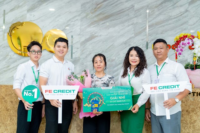 Đại diện FE CREDIT trao giải nh&igrave; l&agrave; một chỉ v&agrave;ng SJC đến chị Thanh Thảo. Ảnh: FE CREDIT. &nbsp;