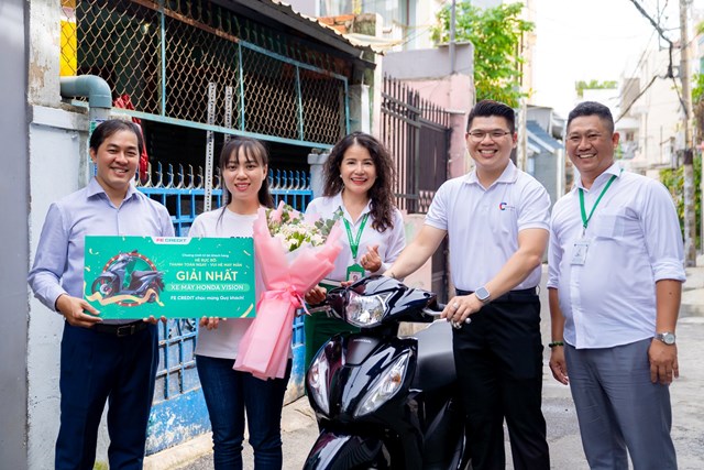 Chị Kim Ng&acirc;n &ndash; vợ anh Nguyễn Văn Đệ &ndash; nhận giải nhất l&agrave; một chiếc Honda Vision từ đại diện FE CREDIT. Ảnh: FE CREDIT. &nbsp;